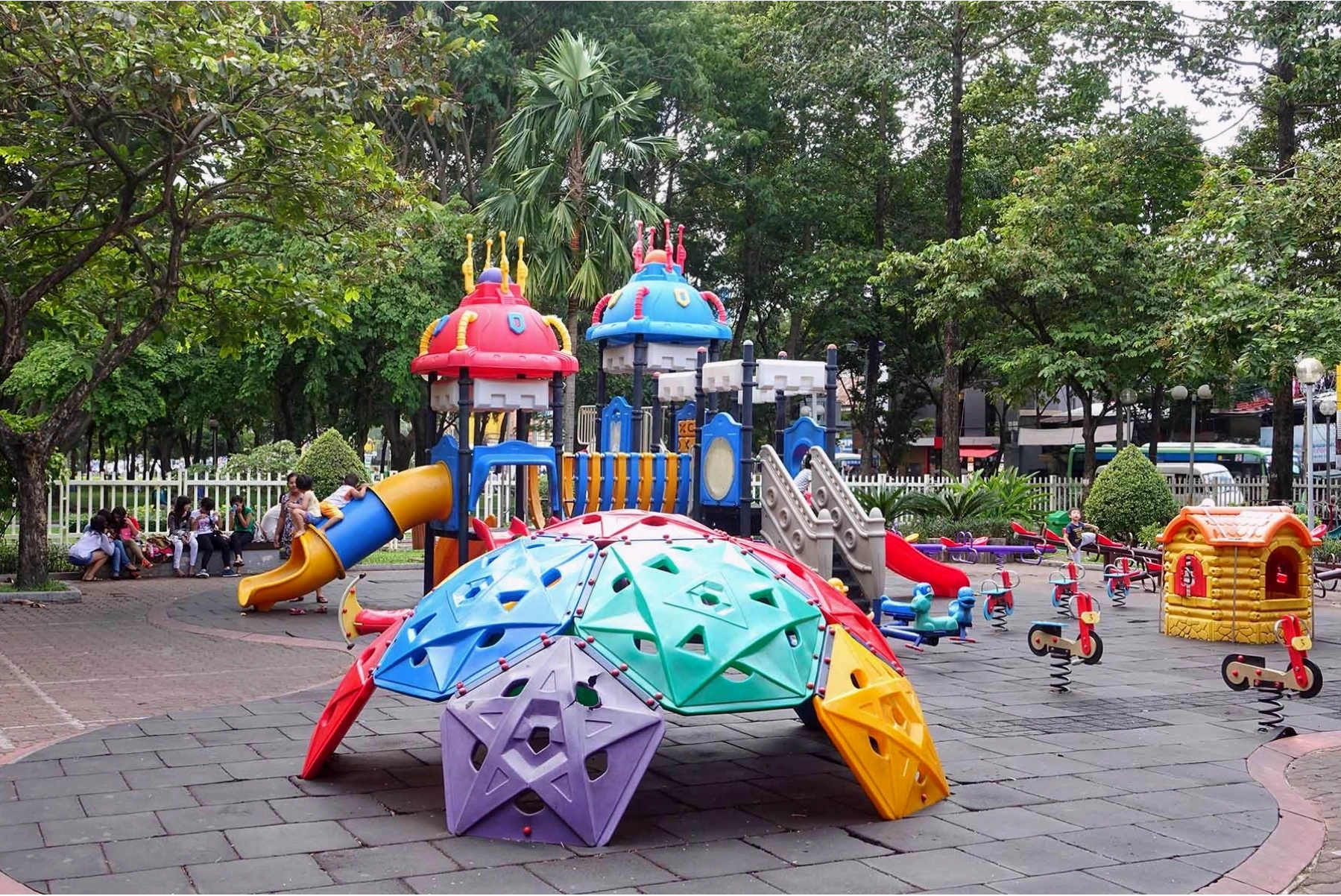 Khu vui chơi dành riêng cho trẻ em tại công viên