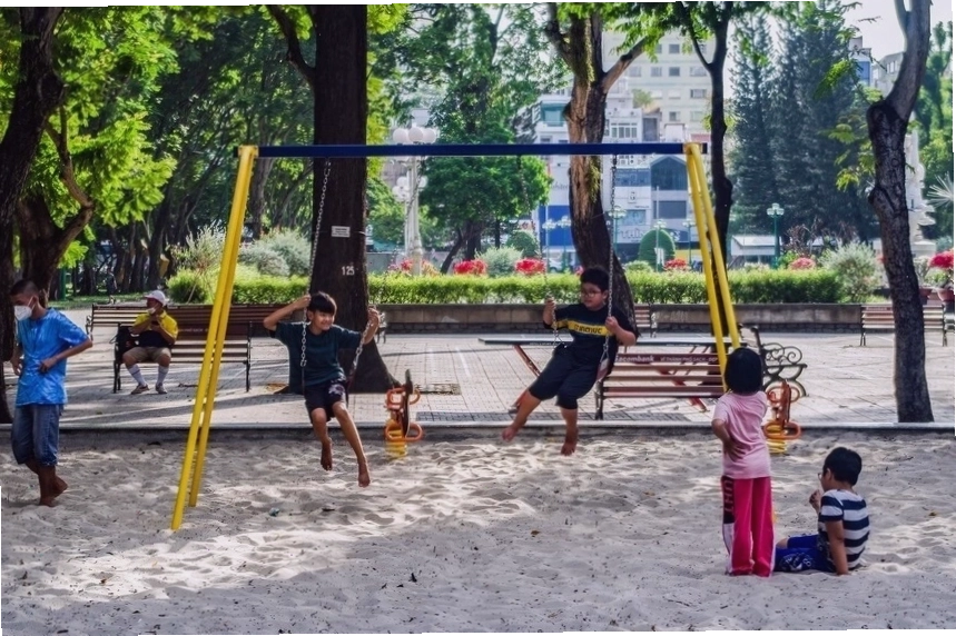 Khu vui chơi miễn phí cho trẻ em tại công viên xanh mát