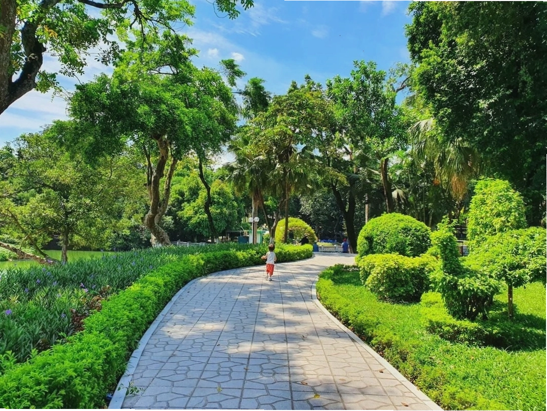 Khu vui chơi trẻ em sôi động tại Công viên Thủ Lệ