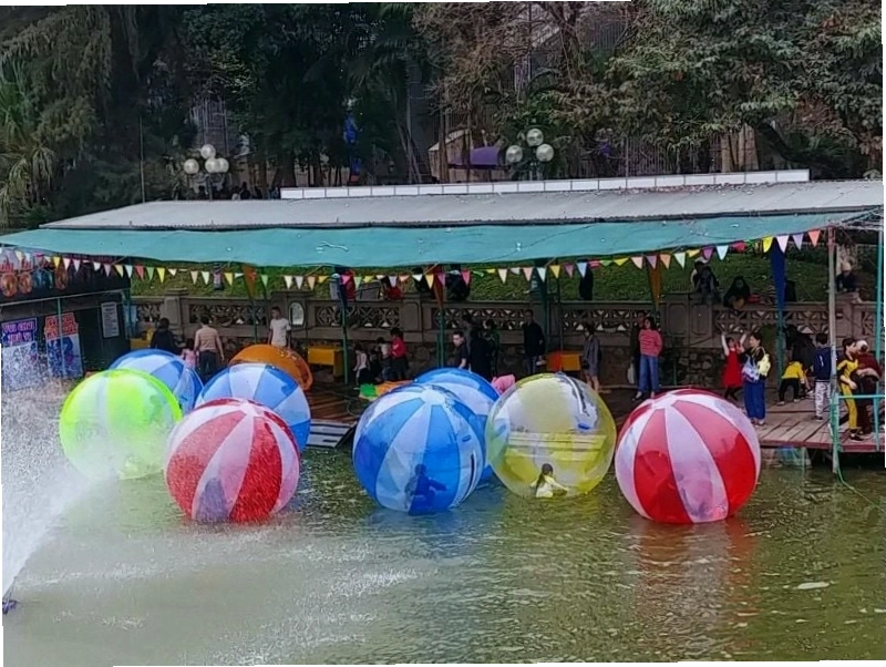 Khu vui chơi trẻ em sôi động tại công viên Thủ Lệ
