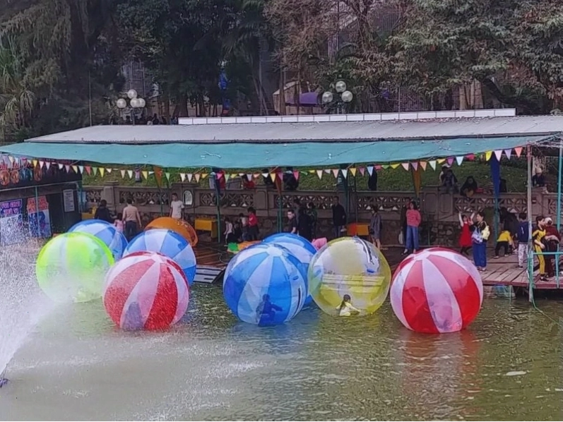 Khu vui chơi trẻ em sôi động tại Công Viên Thủ Lệ với nhiều trò chơi hấp dẫn