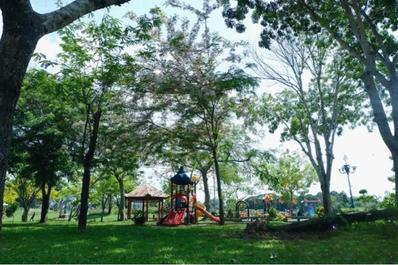 Khu vui chơi trẻ em tại Công viên Văn Miếu