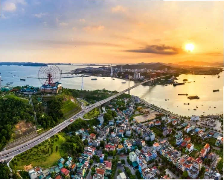 Khung cảnh Bãi Cháy với bãi biển và khu nghỉ dưỡng