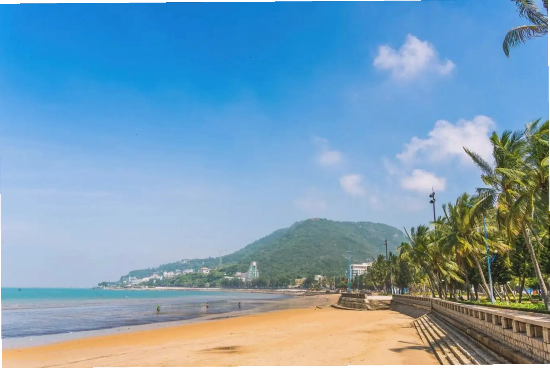 Khung cảnh Bãi Trước với biển xanh cát trắng hữu tình