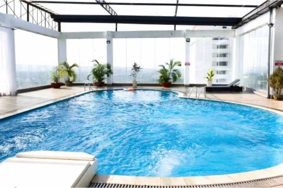 Khung cảnh bên ngoài Khách sạn Hai Bà Trưng về đêm