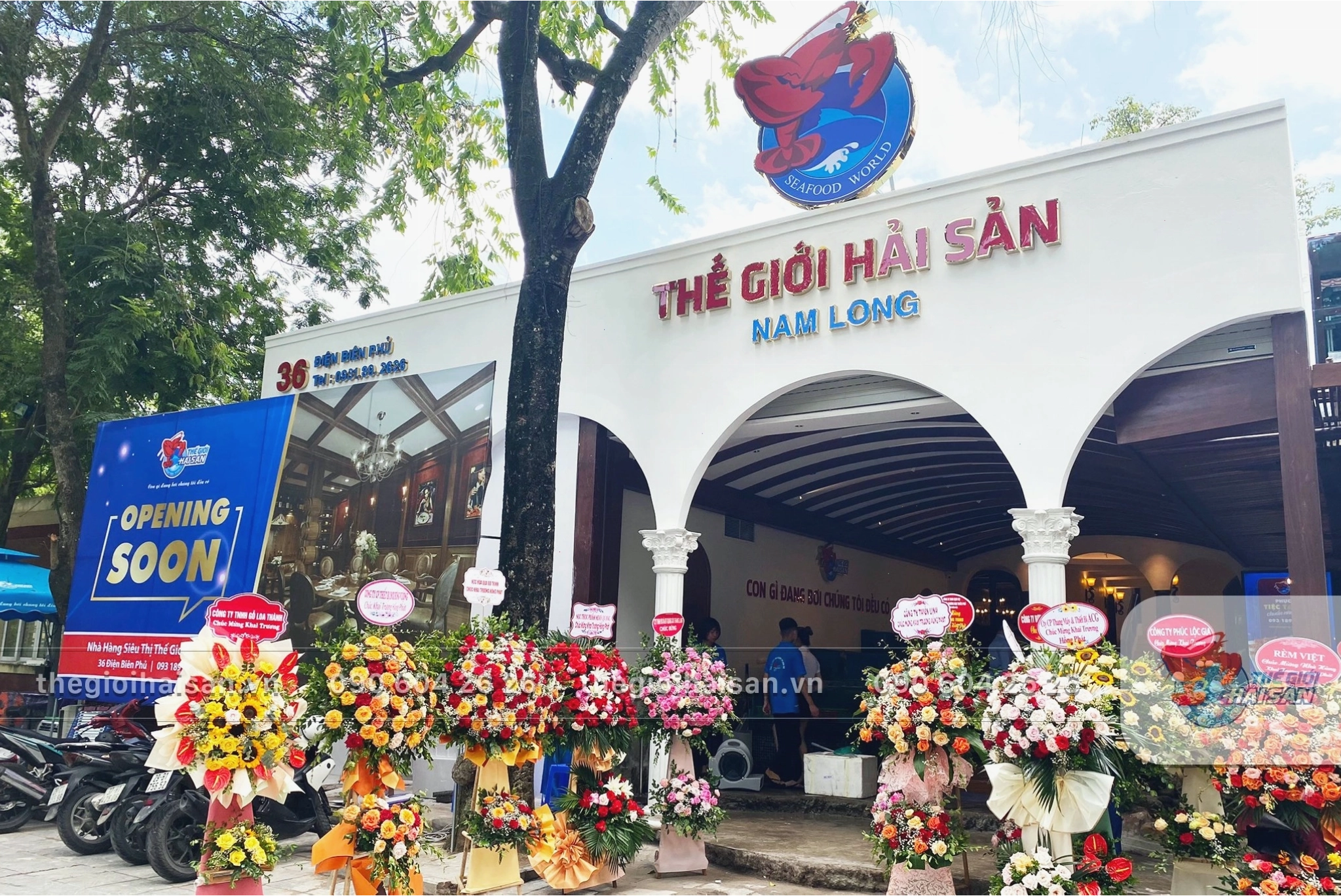 Khung cảnh bên ngoài nhà hàng Thế giới hải sản tại 36 Điện Biên Phủ, Hà Nội