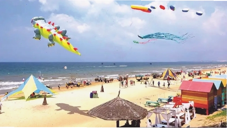 Khung cảnh biển Cam Bình trong xanh nhìn từ xa