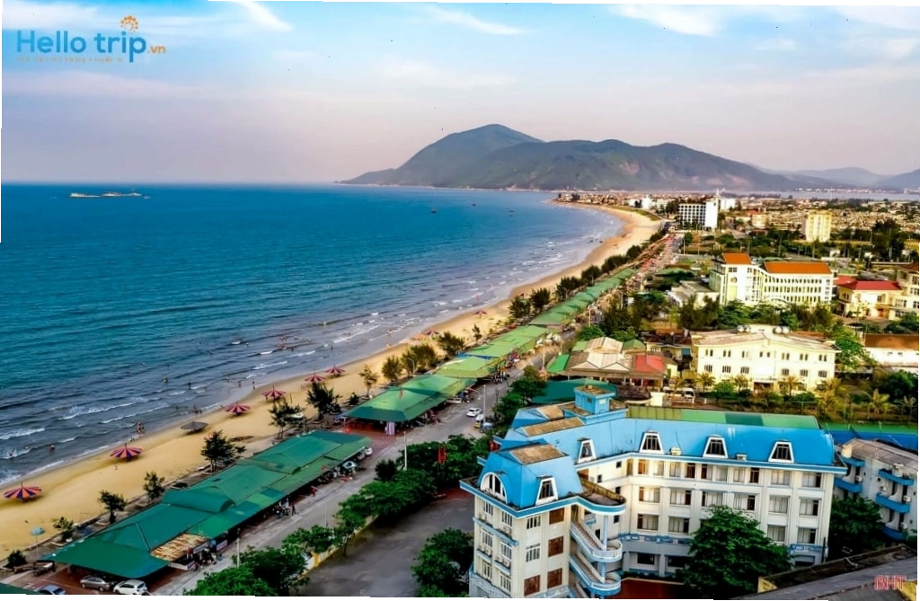 Khung cảnh biển Thiên Cầm Hà Tĩnh với bãi cát trắng và làn nước trong xanh