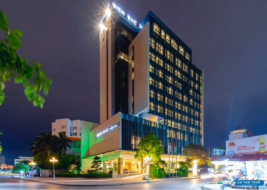 Khung cảnh biển Trà Cổ thơ mộng gần khách sạn