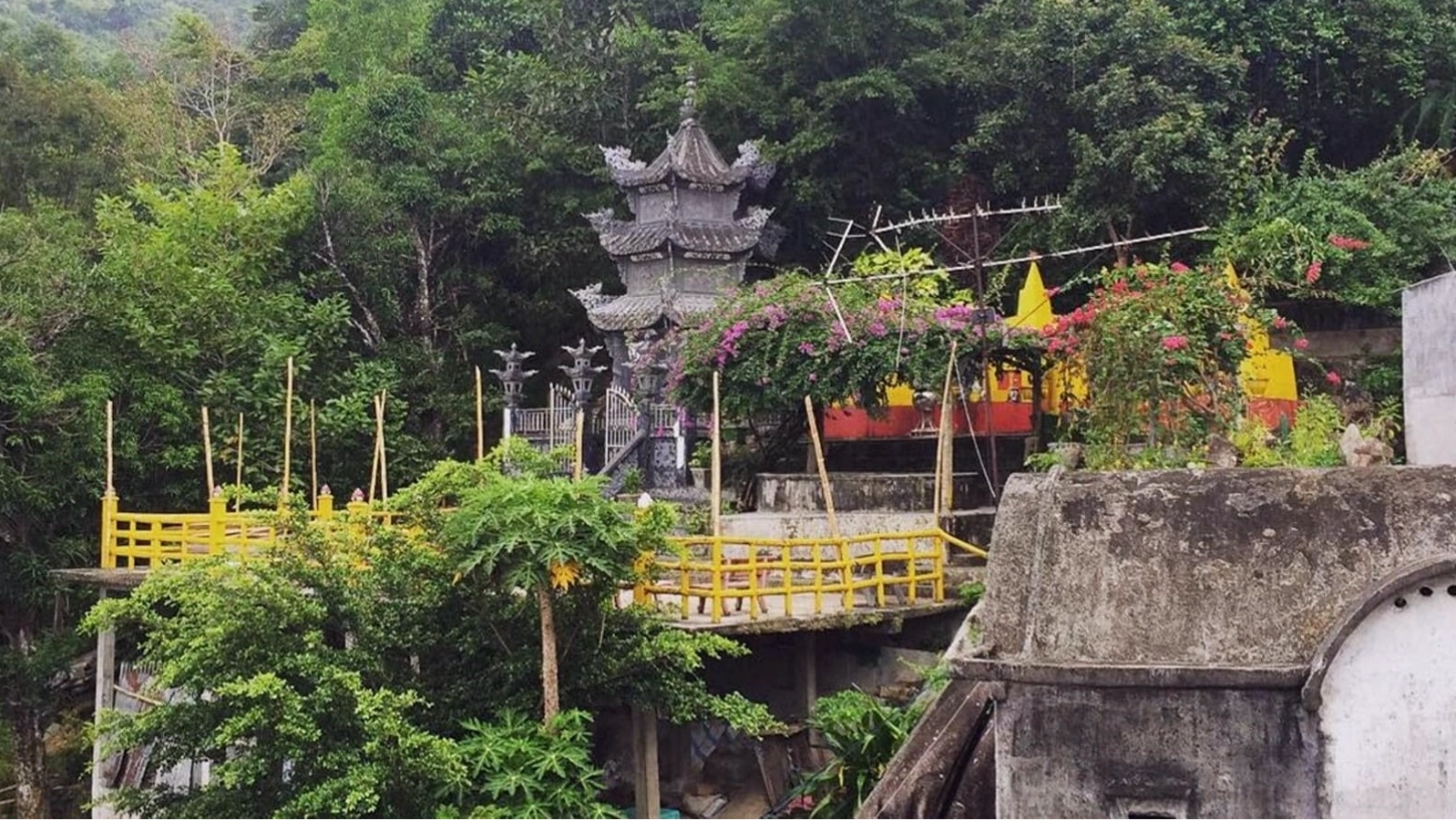 Khung cảnh Chùa Bửu Quang trên núi Chứa Chan