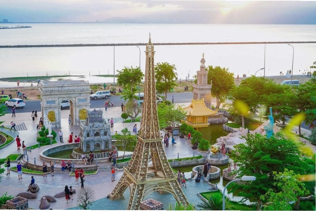Khung cảnh Công viên Kỳ Quan Đà Nẵng như một thế giới thu nhỏ