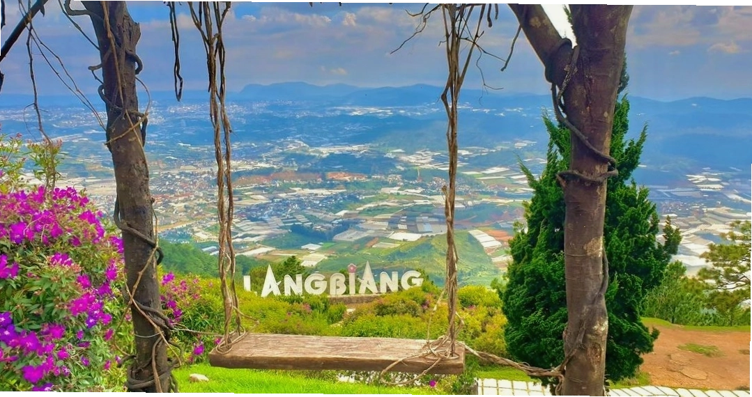 Khung cảnh Đà Lạt nhìn từ đỉnh Langbiang vào một buổi sáng đẹp trời