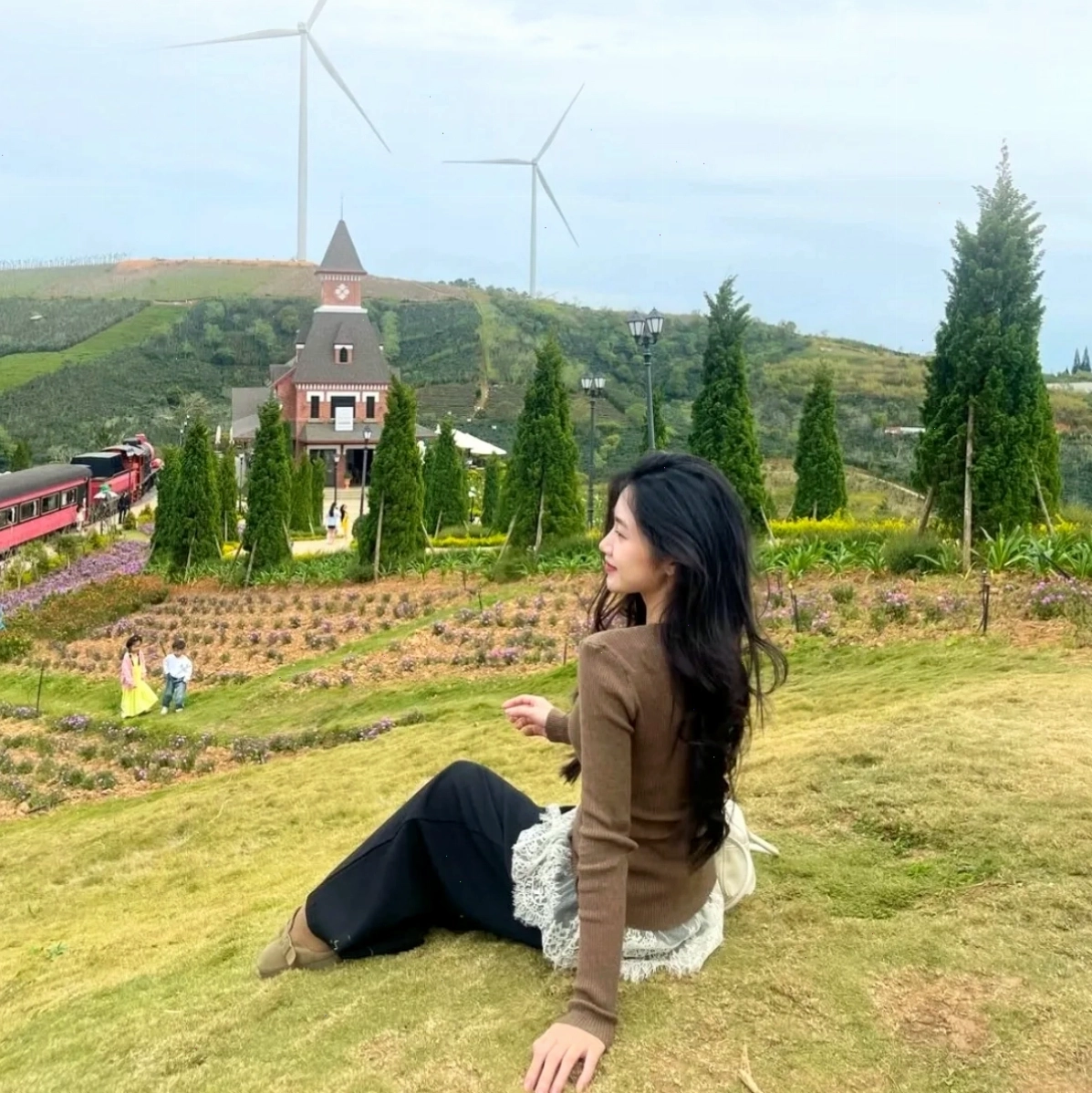 Khung cảnh đồi chè và điện gió nhìn từ Euro Garden
