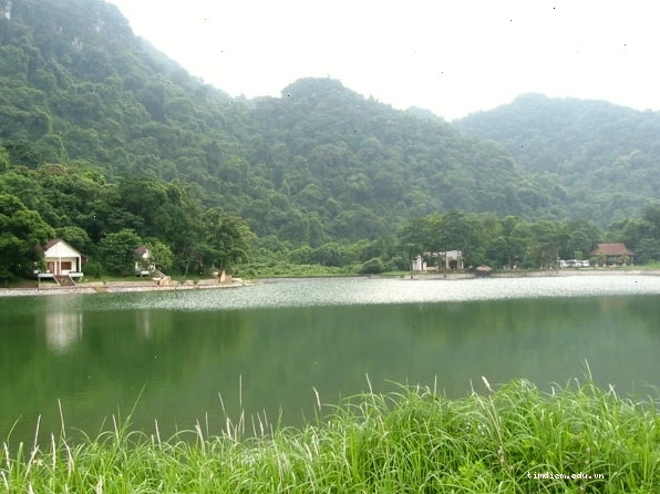Khung cảnh hồ Mạc tại Cúc Phương, địa điểm lý tưởng cho các hoạt động ngoài trời