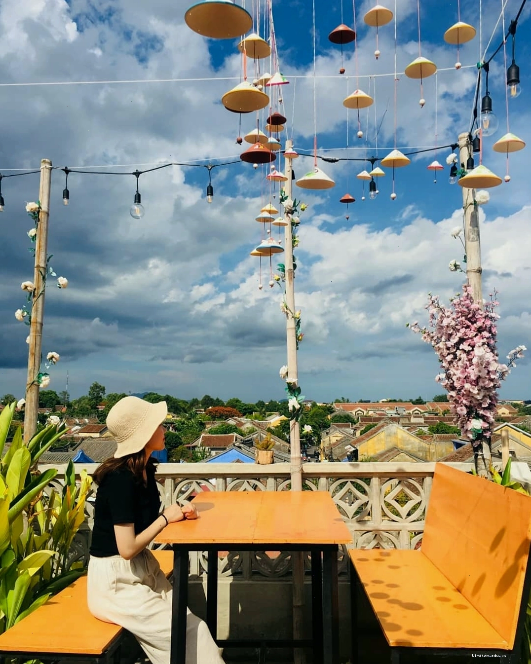 Khung cảnh hoàng hôn lãng mạn nhìn từ quán cafe rooftop Hội An