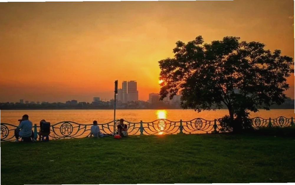Khung cảnh hoàng hôn lãng mạn trên Hồ Tây