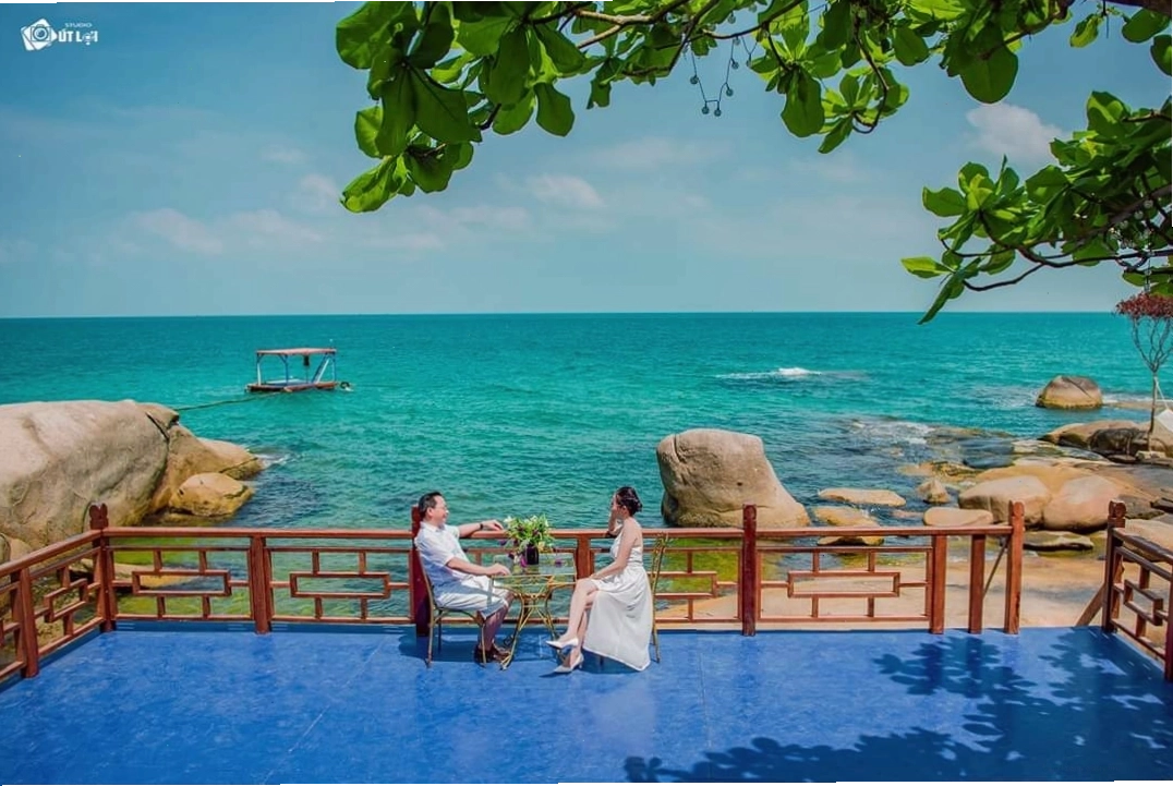 Khung cảnh Homestay Bãi Đá Chày với bãi biển riêng biệt và bãi đá ấn tượng