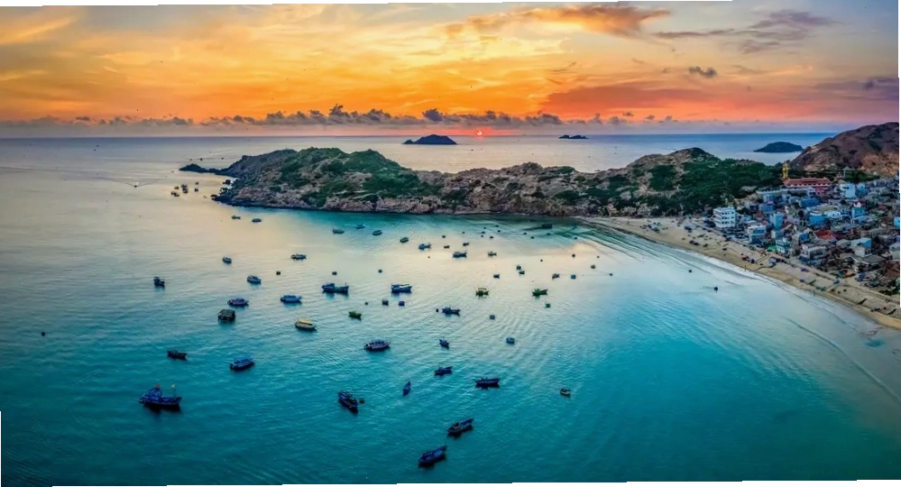 Khung cảnh hùng vĩ của Eo Gió với những rặng núi đá vươn mình ra biển xanh