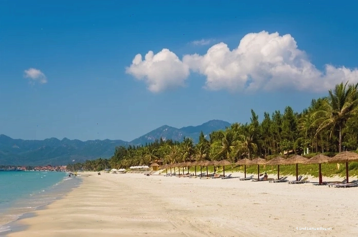 Khung cảnh làng chài yên bình với những chiếc thuyền đánh cá