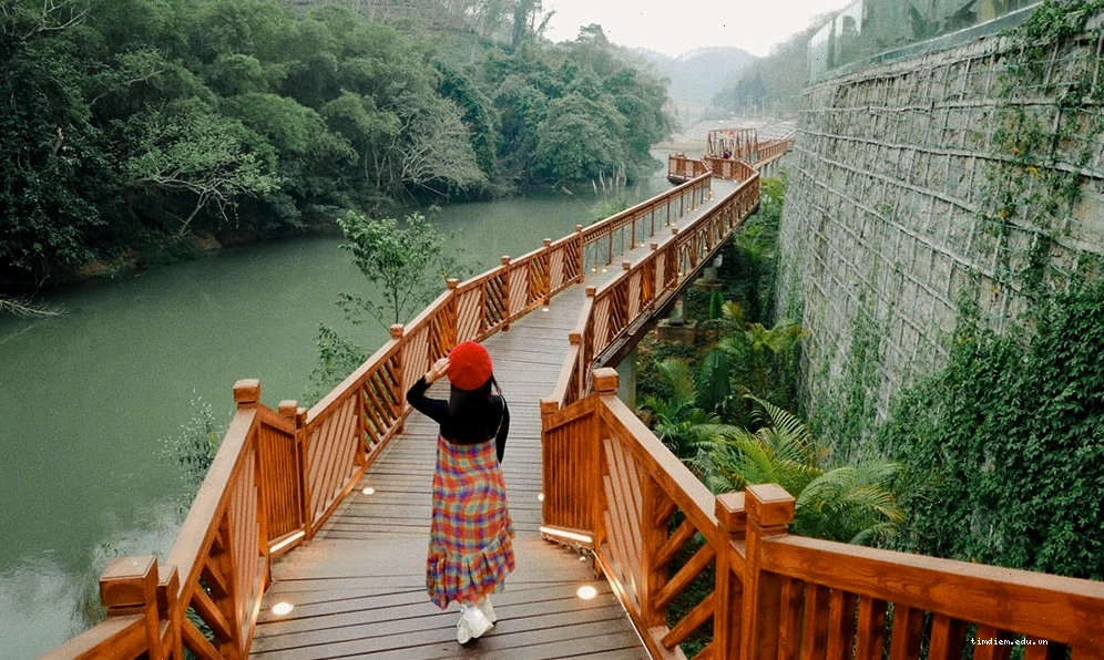 Khung cảnh lãng mạn bên hồ nước tại công viên ánh sáng Hà Khẩu