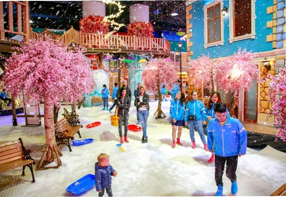 Khung cảnh lãng mạn như một ngôi làng châu Âu tại khu vui chơi tuyết Snow Town Sài Gòn