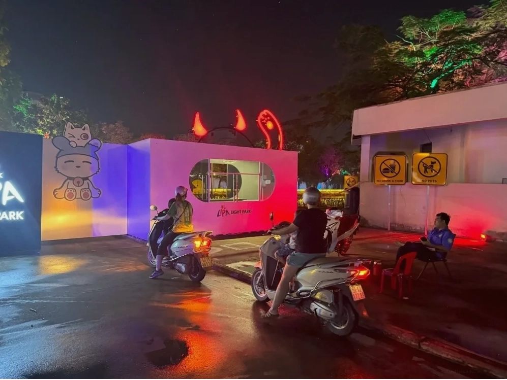 Khung cảnh lung linh tại công viên ánh sáng thu hút nhiều bạn trẻ