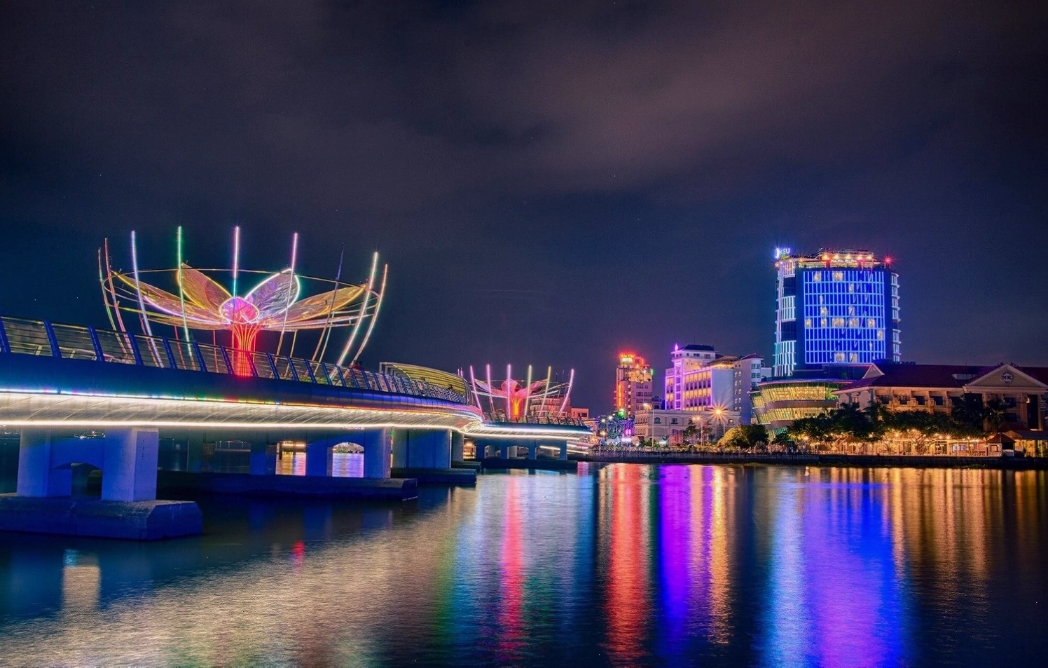 Khung cảnh lung linh về đêm tại Bến Ninh Kiều Cần Thơ
