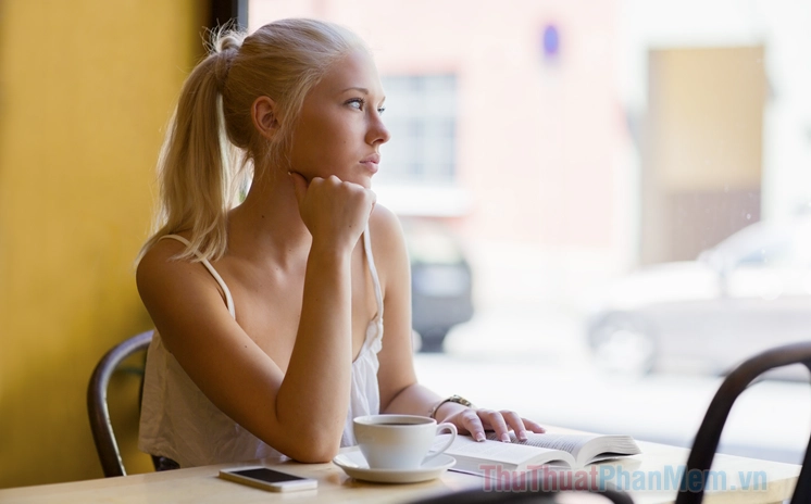 Khung cảnh ngồi quán cà phê một mình và cùng bạn bè: Tuyển tập ảnh đẹp mê hồn