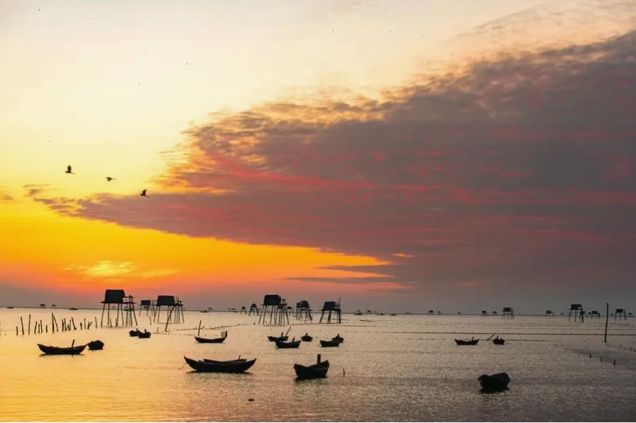 Khung cảnh nhộn nhịp tại bãi biển Đồng Châu