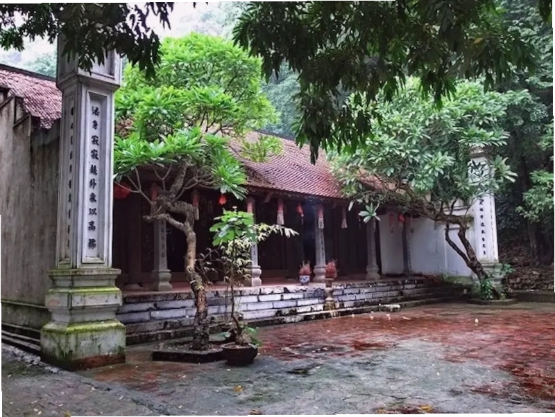 Khung cảnh núi đá hùng vĩ tại Núi Trầm