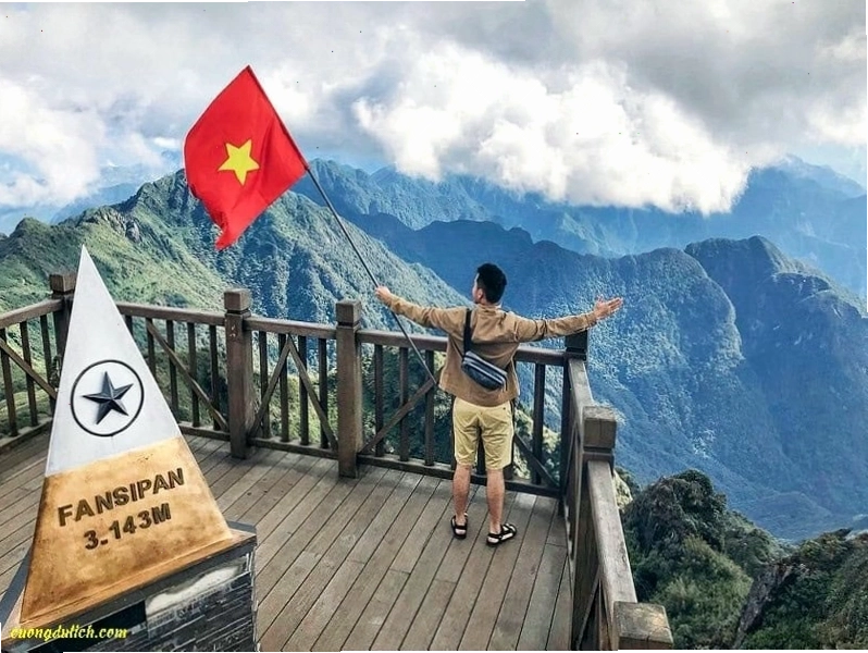 Khung cảnh núi non hùng vĩ nhìn từ khách sạn ở Sapa