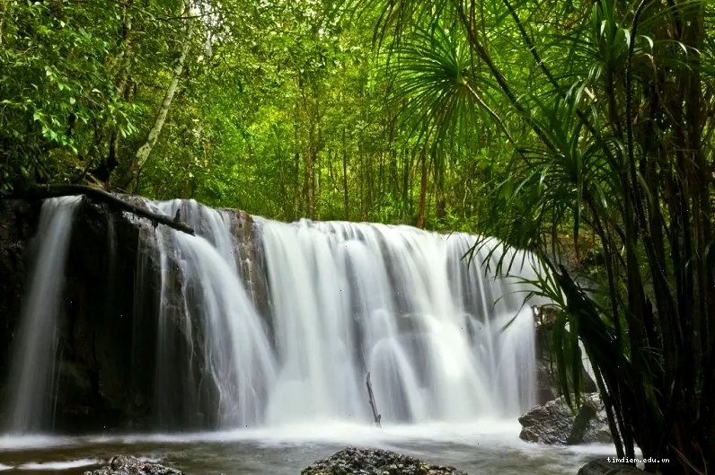 Khung cảnh núi rừng bao quanh Suối Tranh tạo nên vẻ đẹp hùng vĩ