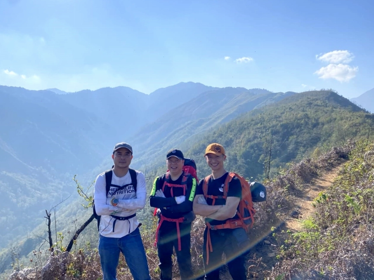 Khung cảnh núi rừng hoang sơ với cỏ lau vàng rực trên đường chinh phục Pusilung
