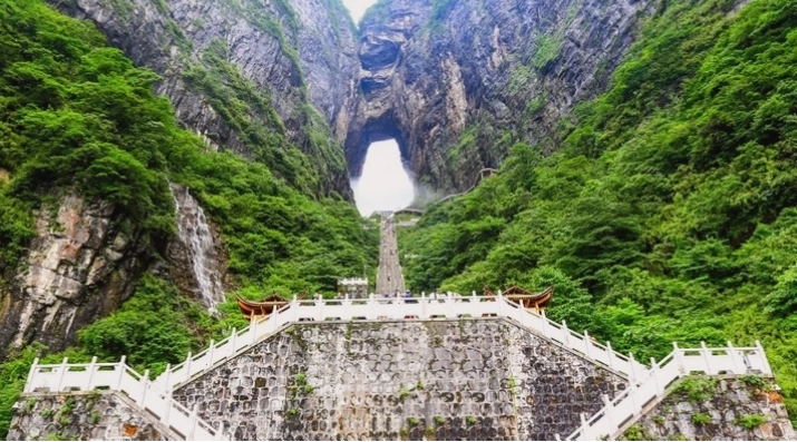 Khung cảnh núi Thiên Sơn huyền ảo trong sương