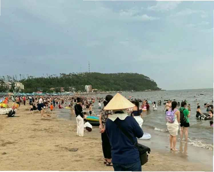 Khung cảnh sôi động tại bãi biển Đồ Sơn