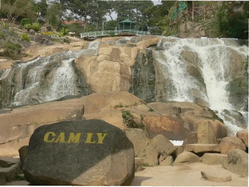 Khung cảnh Thác Cam Ly Đà Lạt vào một ngày đẹp trời