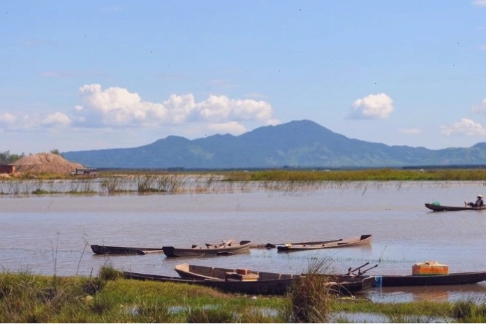 Khung cảnh thanh bình bên Hồ Biển Lạc