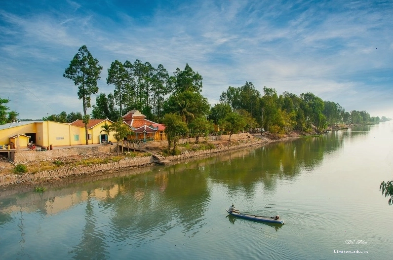 Khung cảnh thanh bình của Chùa Bồng Lai bên kênh Vĩnh Tế