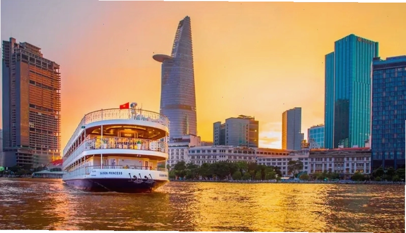 Khung cảnh thành phố nhìn từ công viên Bến Bạch Đằng lúc hoàng hôn