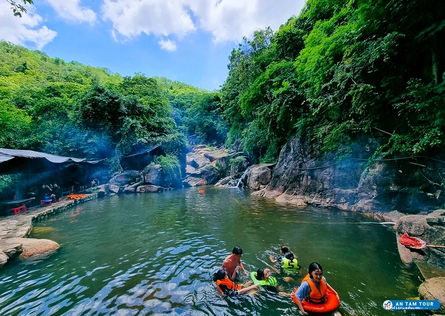 Khung cảnh thiên nhiên trữ tình tại Suối Tiên Núi Dinh Bà Rịa Vũng Tàu
