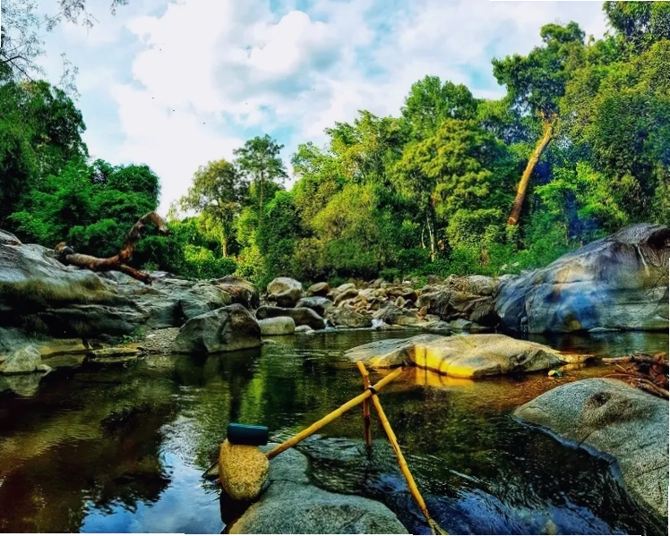 Khung cảnh thơ mộng của Suối La Ngâu với dòng nước trong xanh chảy qua các tảng đá phủ rêu