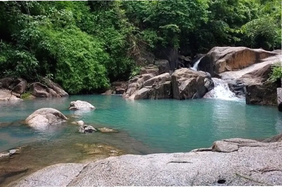Khung cảnh thơ mộng tại Thung Nai với những hòn đảo và làn nước trong xanh