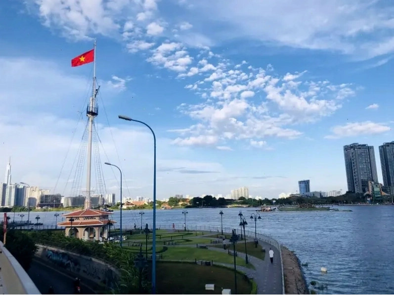 Khung cảnh thoáng đãng và xanh mát của công viên Bến Bạch Đằng