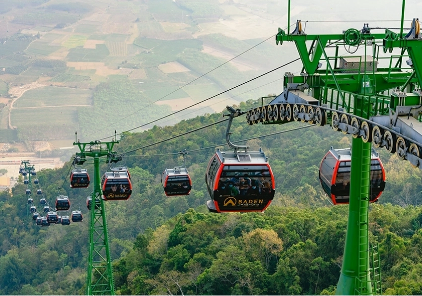 Khung cảnh trên đỉnh Núi Bà Đen