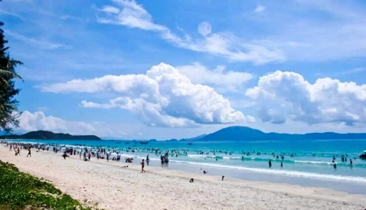 Khung cảnh tuyệt đẹp của bãi biển Trà Cổ vào buổi sáng sớm