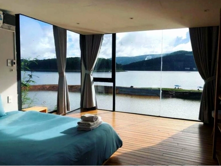 Khung cảnh tuyệt đẹp của Hồ Tuyền Lâm, Đà Lạt với những ngọn đồi xanh mướt bao quanh