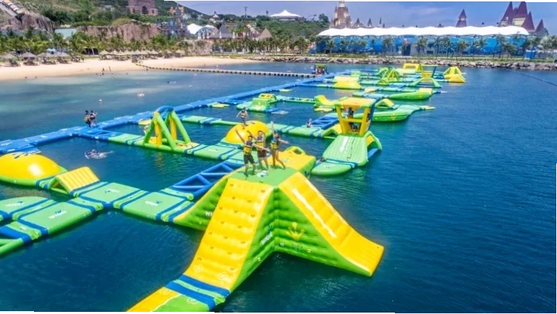 Khung cảnh vui nhộn tại công viên nước Vinpearl Land Nha Trang