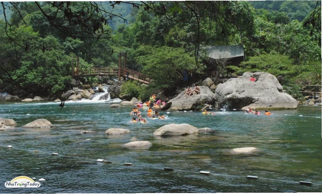 Khung cảnh xanh mát bao quanh Suối Lách