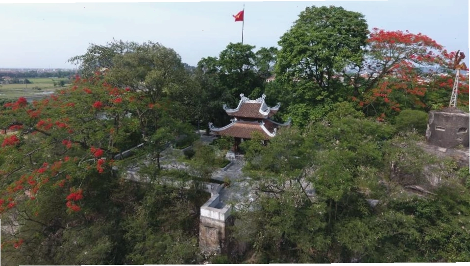 Khung cảnh xanh mát trên đỉnh Núi Non Nước
