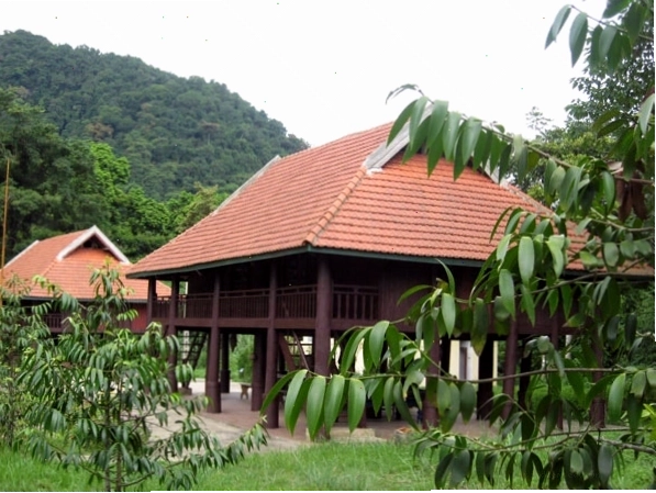 Khung cảnh yên bình bên hồ Mạc Cúc Phương